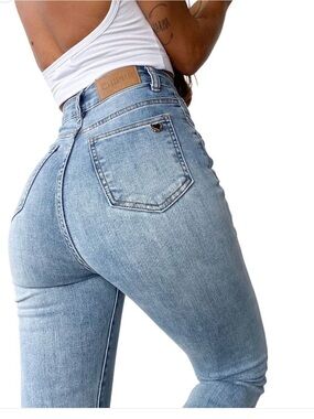 CHIPRE High-Rise Light Blue Women’s Jeans — Sculpting Fit